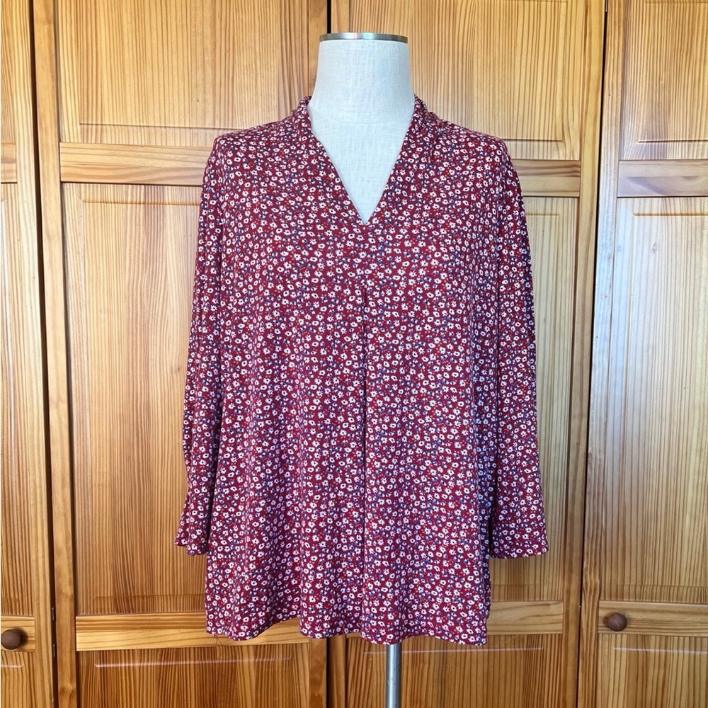 Weekend Susan Betro Large Floral Ditzy Print Bell Sleeve Vneck Shirt Feminine - Picture 2 of 16